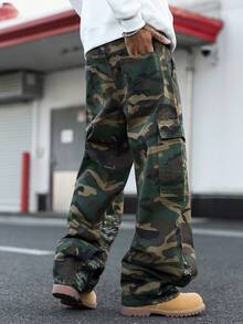 Manfinity EMRG Celana Jeans Pria Model Longgar dengan Kantong Kargo dan Motif Kamuflase - Hijau Tentara - View 2