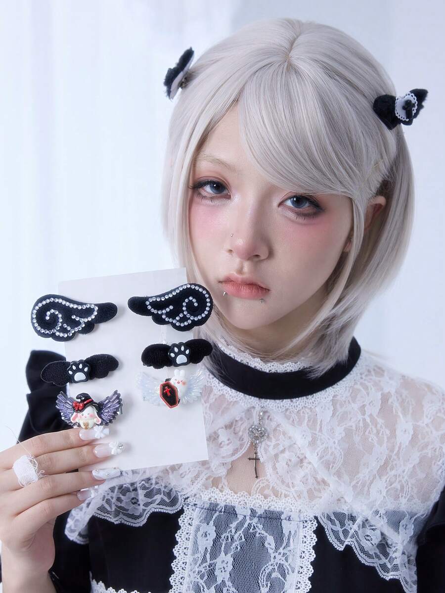 ROMWE Kawaii 8款暗黑风格随机款式发夹，包括水钻翅膀发夹、可爱兔子发夹，以及各种洛丽塔风格发饰。 - 黑與白 - 查看 1