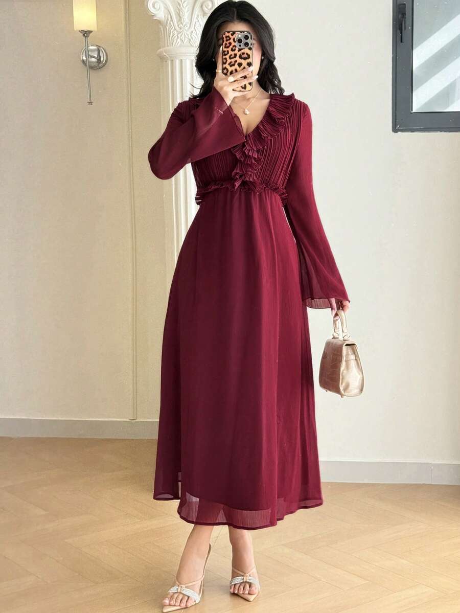 Modelyn 新款春夏休闲优雅连衣裙，适合通勤、日常约会、生日派对、办公室穿着，简约现代的都市V领设计，荷叶边领口，荷叶边装饰袖口，长袖，A字裙摆，伞裙，百褶裙，酒红色雪纺面料，女士中长连衣裙