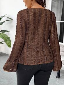 SHEIN Frenchy Camiseta de manga larga con diseño de cuello en forma de corazón y manga acampanada para mujer de talla grande, color marrón, ropa casual y de oficina de moda - Marrón - Ver 2