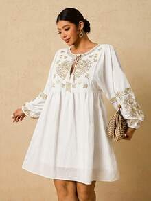 Travachic 大码休闲波西米亚风黑色刺绣连衣裙，100%纯棉材质，正面系带蝴蝶结，长袖宽松迷你连衣裙，适合秋季穿着。 - 白色 - 查看 5