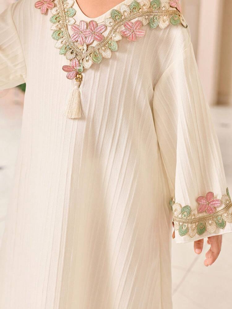 SHEIN رمضان فستان بياقة على شكل حرف V مزين بكشكشة ملونة من قماش مزخرف، مناسب للفتيات الصغيرات وموسم رمضان - أبيض - مشاهدة 6