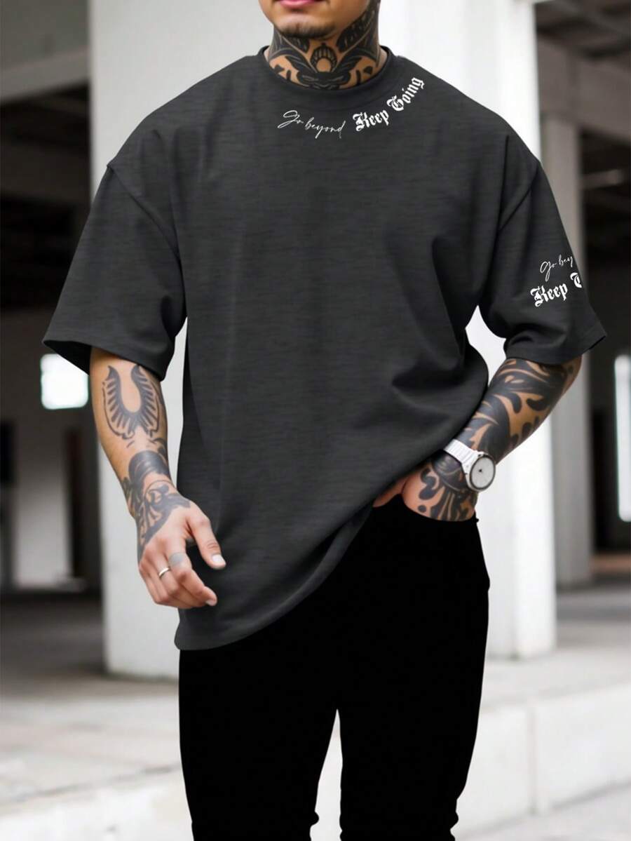 Manfinity LEGND 男士休闲印花圆领落肩T恤 - 深灰色 - 查看 1