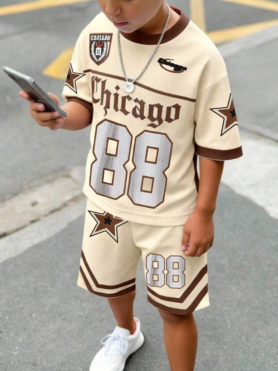 SHEIN 儿童两件套青少年男童休闲经典酷炫棒球运动风T恤短裤套装,88号,哥特式芝加哥文字,星形印花短袖圆领T恤和短裤,适合夏季穿着 - 彩色 - 查看 1