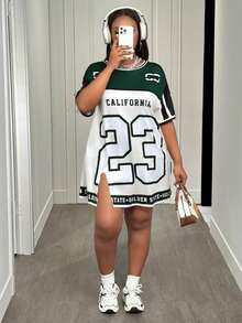 Slaydiva 2025 夏季及初秋新款休闲街头运动风日常约会音乐节圆领长袖落肩超宽松T恤 23数码标语Logo印花棕色拼接白色印花女式T恤连衣裙 - 綠色 - 查看 7