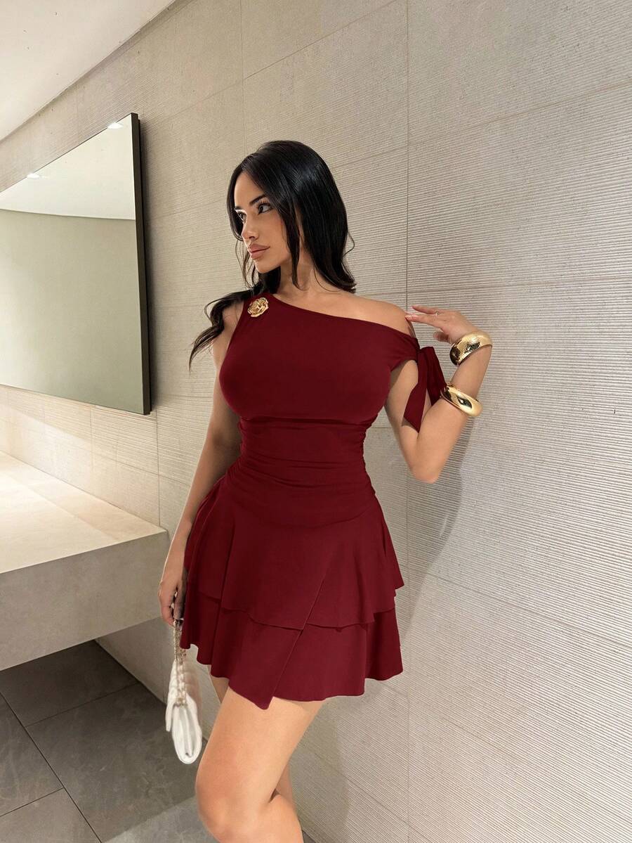 Shopreo 女式金属花朵装饰褶饰肩部褶饰下摆时尚连衣裙 - 酒紅色 - 查看 1