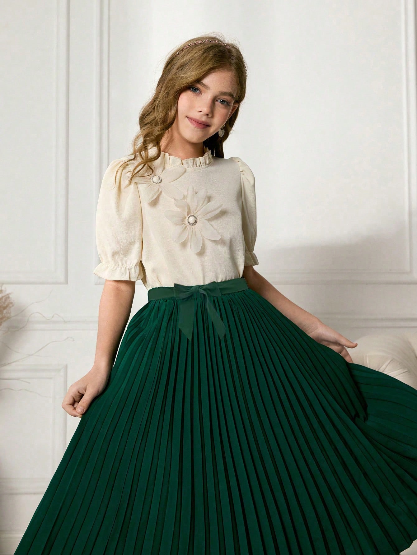 مجموعة ملابس علوية بتطريز زهري وتنورة بخطوط منسدلة...