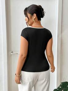 Lounesse Áo thun nữ cỡ lớn cổ tròn phối màu tương phản, thiết kế hoa rỗng, tay ngắn - Đen và trắng - Xem 2