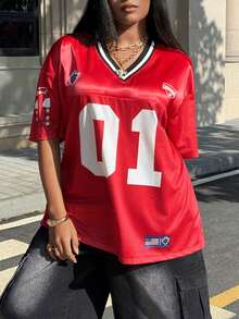 SHEIN EZwear 大码女式夏季至初秋幸运数字 01 和加州字母图案拼接针织衫和网眼拼接宽松 V 领短袖长款运动针织衫 T 恤 - 紅色 - 查看 2