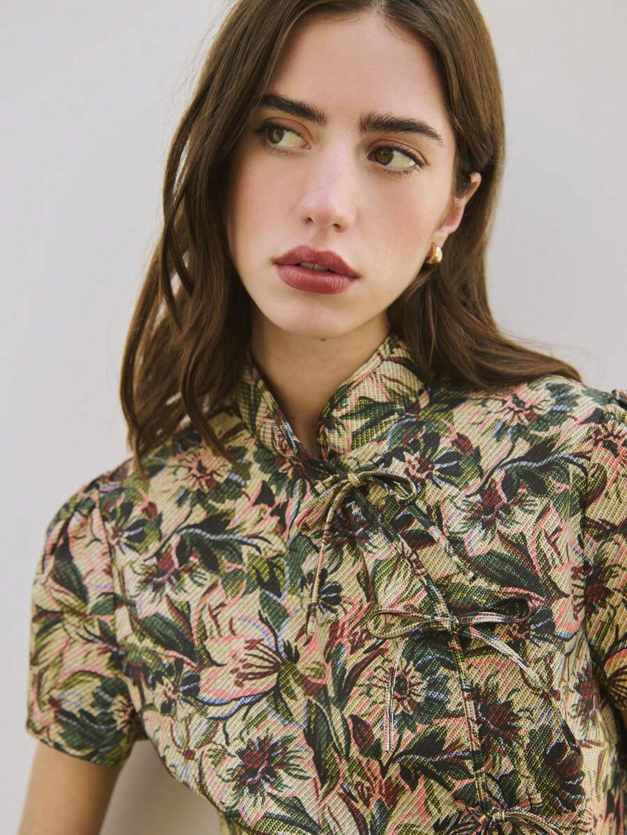 Nöista Fitted Top With Mandarine Neckline And Short Sleeves. Jacquard Fabric In Flowers. Spring Summer Casual Outfit. Green Color With Pink Details.