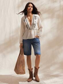 Easelle 女士杏色花卉刺绣V领灯笼袖荷叶边下摆衬衫 - 杏色 - 查看 3