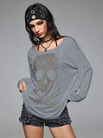 Grunge Punk Locker sitzendes, oversized Rundhals Langarm T-Shirt mit Totenkopf, Nieten und Strass Grafik