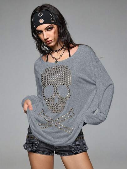 Grunge Punk Locker sitzendes, oversized Rundhals Langarm T-Shirt mit Totenkopf, Nieten und Strass Grafik