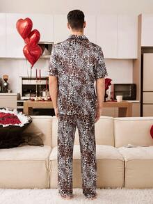 CoupledUp Conjunto de pijama de manga corta con estampado de leopardo de seda sintética para hombre - Multicolor - Ver 4