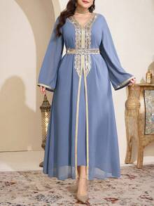 Al Najma Vestido de manga larga con parches, cinta y decoración de lentejuelas en estilo árabe elegante para mujer de talla grande - Azul - Ver 5