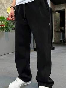 Manfinity Homme 男士休闲宽松开衩运动裤，适合日常休闲穿着、周末外出、旅行、朋友聚会等场合。这款裤子是男士衣橱中不可或缺的百搭单品，也是送给男友或丈夫的绝佳礼物。日常休闲、周末旅行、户外活动、探险旅行、轻松的工作环境或半正式场合，男友/丈夫礼物、周年纪念/生日礼物、派对、夏季假期、新年、婚礼、情人节，黑色宽松运动裤，男士超大码运动裤，街头风男士宽松直筒休闲裤，专业俱乐部运动裤 - 黑色 - 查看 1