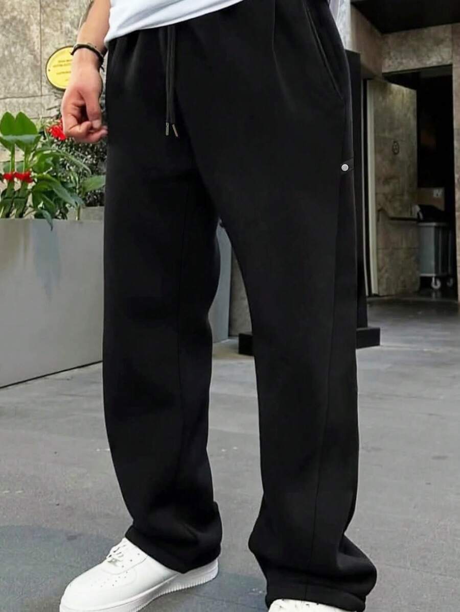 Manfinity Homme 男士休闲宽松开衩运动裤，适合日常休闲穿着、周末外出、旅行、朋友聚会等场合。这款裤子是男士衣橱中不可或缺的百搭单品，也是送给男友或丈夫的绝佳礼物。日常休闲、周末旅行、户外活动、探险旅行、轻松的工作环境或半正式场合，男友/丈夫礼物、周年纪念/生日礼物、派对、夏季假期、新年、婚礼、情人节，黑色宽松运动裤，男士超大码运动裤，街头风男士宽松直筒休闲裤，专业俱乐部运动裤 - 黑色 - 查看 1