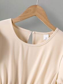 一件女童休闲优雅圆领泡泡袖修身杏色连衣裙，配撞色腰带，适合日常、通勤、外出、度假穿着。 - 杏色 - 查看 6