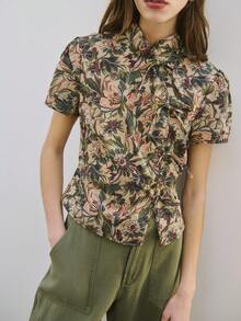 Nöista Fitted Top With Mandarine Neckline And Short Sleeves. Jacquard Fabric In Flowers. Spring Summer Casual Outfit. Green Color With Pink Details.