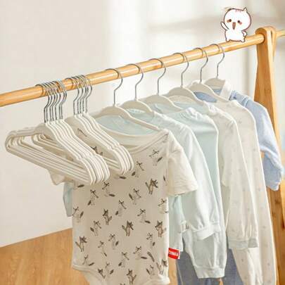 Conjunto de 10 ou 20 cabides aveludados antiderrapantes que economizam espaço, ideais para organizar roupas, camisas e casacos em casa ou no quarto do estudante.