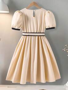 一件女童休闲优雅圆领泡泡袖修身杏色连衣裙，配撞色腰带，适合日常、通勤、外出、度假穿着。 - 杏色 - 查看 2