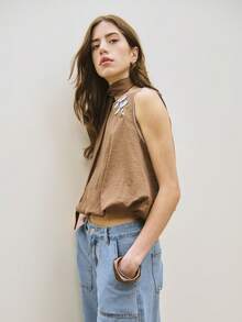 Nöista 这款无袖优雅衬衫采用中式结扣和围巾领设计，轻盈精致，版型宽松，是打造优雅造型、外出装扮、情人节造型、春夏装扮或日常时尚穿搭的理想之选。 - 咖啡棕 - 查看 8