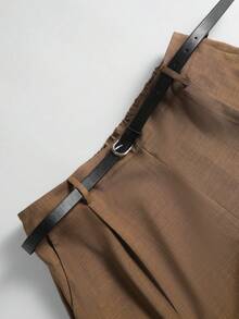 GlowEve CURVE Áo thun dài tay cổ chữ V cỡ lớn dành cho nữ, thích hợp mặc mùa xuân/thu, kết hợp với quần ống đứng màu nâu có chun lưng và thắt lưng đen, phù hợp cho các dịp thường nhật, đi làm hoặc công sở. - Nhiều màu - Xem 2