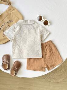 SHEIN Playful Pals 2 pièces Ensemble chemise à manches courtes avec motif à carreaux brodé et short à carreaux pour bébé garçon, tenue décontractée convenant aux sorties de printemps/été, vacances, port quotidien, fêtes, séances photo, confortable et polyvalent - Kaki - Voir 2