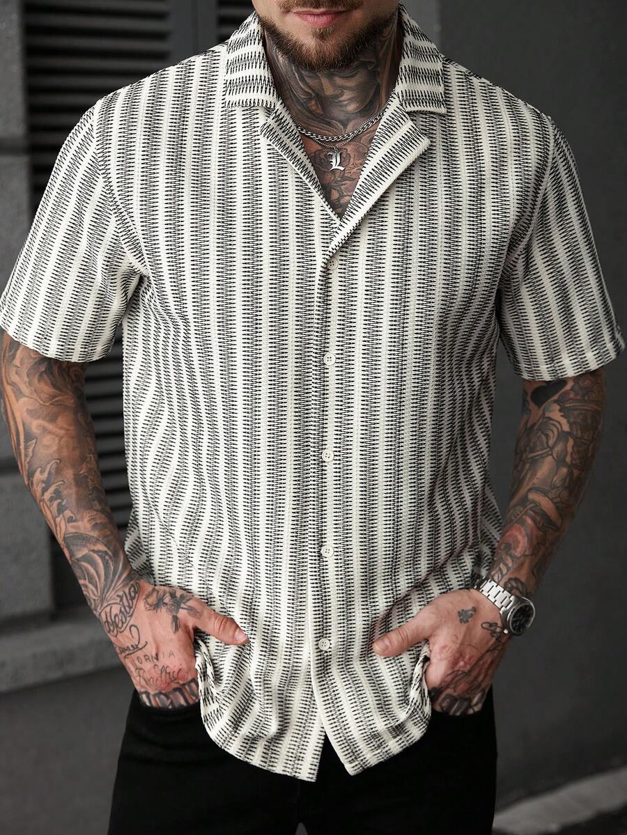 Manfinity CasualCool 宽松短袖衬衫，黑白几何波浪休闲衬衫，男士衬衫，条纹衬衫，男士翻领衬衫 - 白色 - 查看 1