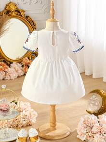 SHEIN 女婴白色泡泡袖印花喇叭下摆可爱休闲度假连衣裙，中国风印花 - 白色 - 查看 2