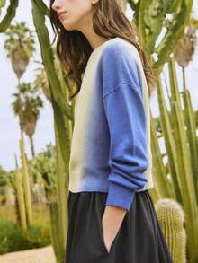 撞色针织毛衣，宽松版型，长袖设计，采用柔和的渐变色调。现代休闲风格，是春季穿搭和度假造型的理想之选。 - 綠色 - 查看 5