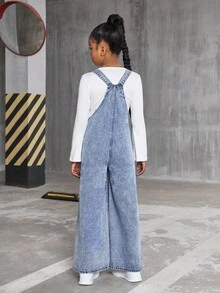 SHEIN 女童时尚花卉、爱心、彩虹和涂鸦印花休闲柔软水洗牛仔连体裤，可调节肩带宽松版型，适合搭配短袖/长袖上衣，完美适合日常穿着和旅行，四季皆宜。 - 淺色水洗藍 - 查看 2