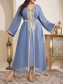 Al Najma Vestido de manga larga con parches, cinta y decoración de lentejuelas en estilo árabe elegante para mujer de talla grande - Azul - Ver 7