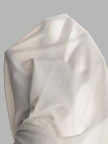 女童夏秋长裙。这款经典连衣裙采用优雅的Polo领设计，搭配纽扣式半前襟。面料柔软有弹性，确保全天穿着舒适。俏皮的荷叶边下摆增添了一丝女性柔美，标志性的小黑马刺绣则提升了学院风的时尚感。无论是日常出行、校园活动还是家庭聚会，它都是您的理想之选。 - 白色 - 查看 6