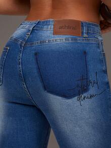 Athîral Denim Jeans acampanados azules con estampado casual/de vacaciones/para ir al trabajo, artículo versátil, apto para usar en el aeropuerto, de tela de mezclilla elástica y cómoda, adecuado para uso al aire libre, ajuste ceñido. Primavera y verano, vacaciones de primavera, ropa casual para damas - Azul lavado medio - Ver 4