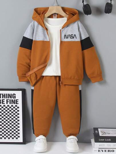 Genkimix Kids 这款男童连帽拼接外套和裤子两件套，适合秋冬季上学穿着，简约时尚。主体采用藏蓝色和浅灰色拼接设计，上身为浅灰色，下身为白色/藏蓝色，营造视觉层次感。连帽设计增添休闲气息，前拉链方便穿脱，左胸饰有白色“ ”标志，时尚感十足。是幼儿必备的基础运动服套装。