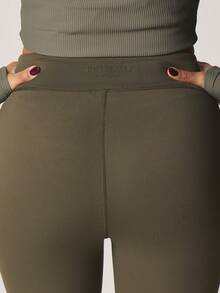 MISSGUIDED Hochtaillierte gerippte nahtlose Kompressionsleggings mit Seitennahtdetail, Trainingshosen für Athletik-Workouts, Langbein Sportbekleidung - Armeegrün - Übersicht 2