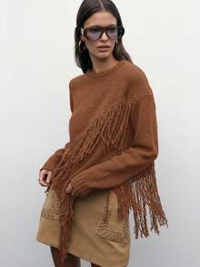 Nöista Pull tricoté avec des franges diagonales et un ourlet asymétrique, offrant une option audacieuse mais confortable pour les tenues de vacances de printemps des femmes. Parfait pour être associé à des jeans ou des jupes pour créer des looks saisonniers chics, des tenues de fête d'anniversaire pour femmes et des looks modernes pour la Saint-Valentin.