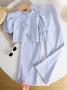 SHEIN Bộ đồ thể thao thường ngày cho bé gái, gồm áo cổ tròn ôm sát, tay phồng và quần ống đứng, kẻ sọc, màu xanh nhạt, thích hợp đi nghỉ mát và đi làm. - Màu xanh nhạt - Xem 2
