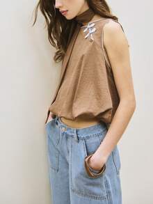 Nöista 这款无袖优雅衬衫采用中式结扣和围巾领设计，轻盈精致，版型宽松，是打造优雅造型、外出装扮、情人节造型、春夏装扮或日常时尚穿搭的理想之选。 - 咖啡棕 - 查看 6