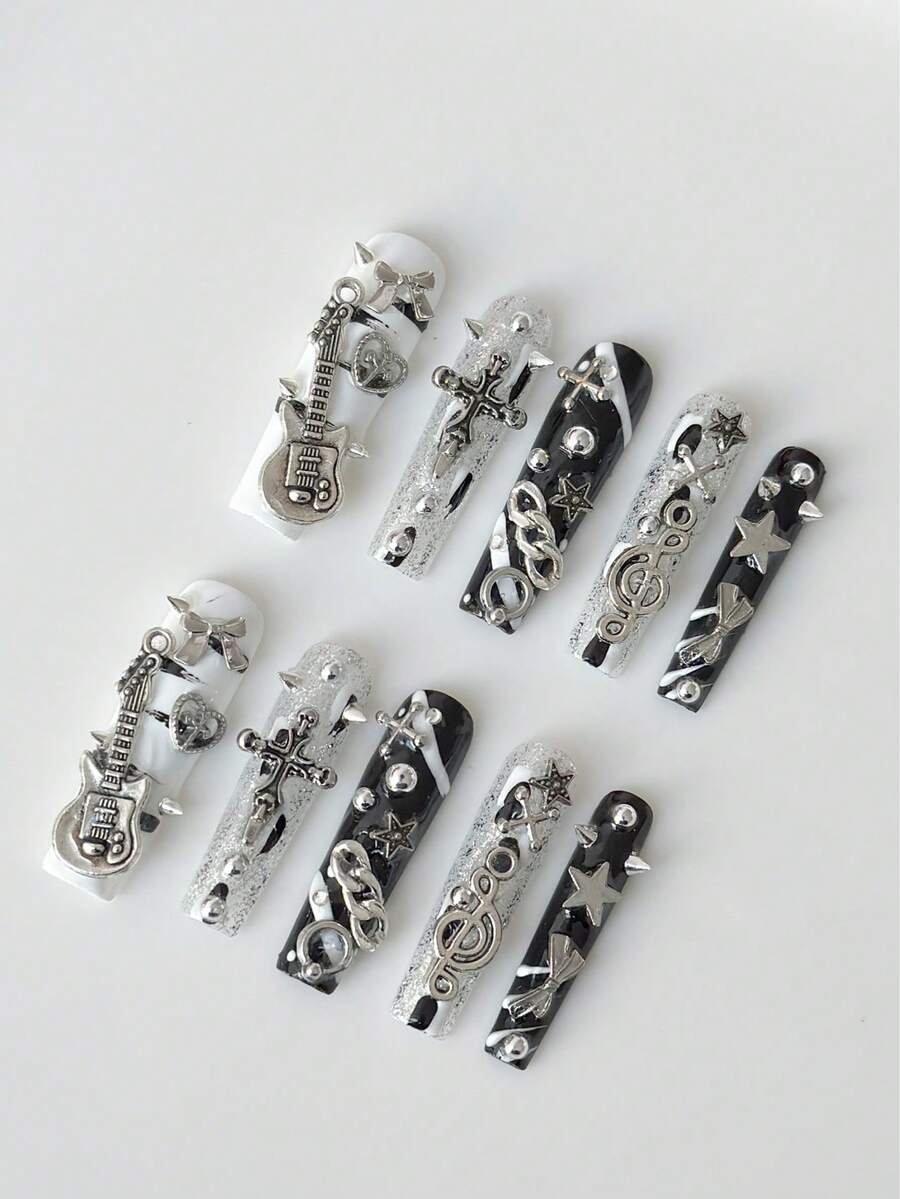 ROMWE 10 miếng trang trí móng tay phong cách Punk đính đinh tán + 3 lọ keo dán móng hai mặt, decal móng tay nghệ thuật Gothic tối màu thủ công chất lượng cao với các họa tiết đầu lâu, ngôi sao, đàn guitar, nơ bằng kim loại cổ điển, móng giả dài hình quan tài có thể tái sử dụng cho hàng ngày, tiệc tùng, dạ hội. - Đen và trắng - Xem 1