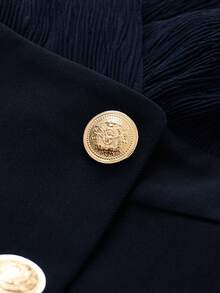 GlowEve CURVE 大码女士优雅V领长袖连衣裙，适合通勤、聚会、约会、秋冬季穿着，短款设计，饰有金属扣细节 - 藏蓝色 - 查看 4