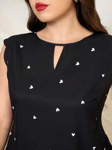 SHEIN Clasi 大码女士无袖衬衫，优雅黑色衬衫饰以白色爱心图案，适合春夏季节、情人节、生日、春假等场合穿着。 - 黑與白 - 查看 4