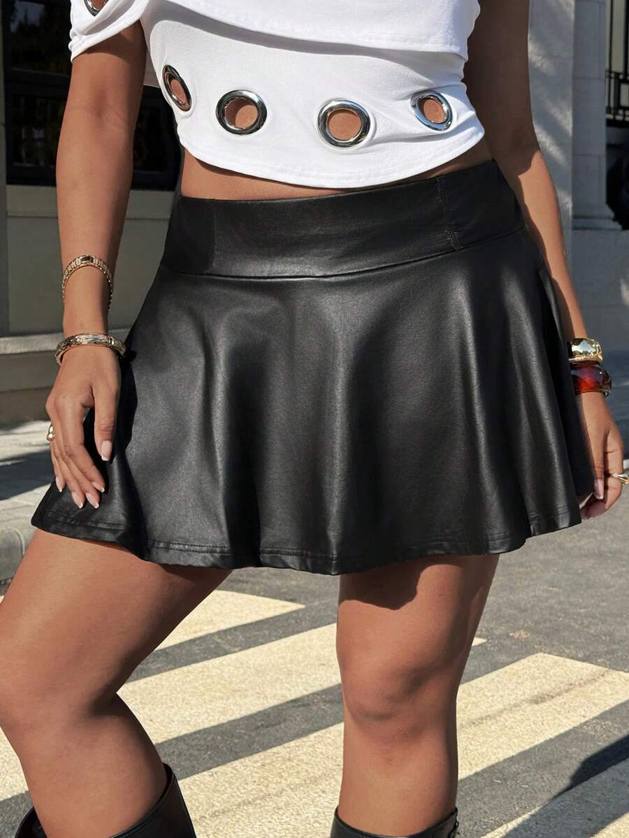 SHEIN EZwear 大码女式黑色仿皮迷你裙，配有内置短裤和口袋