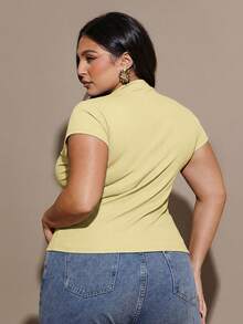 SHEIN BAE Áo thun nữ cỡ lớn, màu trơn, cổ cao, tay ngắn, cài nút phía trước. - Màu vàng - Xem 2