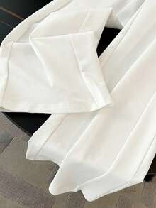 Resyla T-shirt med rund hals och korta ärmar i regular fit + byxor med raka ben och sneda fickor - Blå - Visa 4