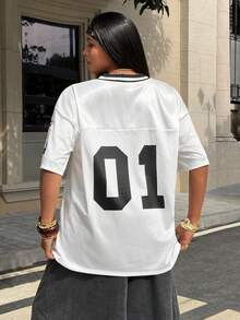 SHEIN EZwear 大码女式夏季至初秋休闲运动感幸运数字01和加州字母图案缎面和网眼拼接宽松V领落肩长袖大码运动衫T恤 - 黑與白 - 查看 2