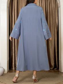 Al Najma Abaya elegante con bordado floral para mujer de talla grande - Azul - Ver 3