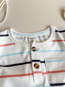 SHEIN Playful Pals 2 pièces/Set Chemise à manches courtes à col rond boutonnée rayée colorée en tricot côtelé élastique avec poche + Pantalon droit ample à taille élastique kaki unicolore, tenue décontractée rétro, convient pour les sorties quotidiennes d'été ou les voyages - Kaki - Voir 3