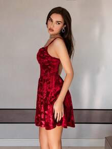 Bris Aura 细肩带前褶皱腰喇叭形天鹅绒红色连衣裙、派对女士连衣裙、新年派对连衣裙、新年女士连衣裙、除夕连衣裙、红色新年连衣裙、节日连衣裙、节日服装、圣诞老人连衣裙、酒红色连衣裙 - 紅色 - 查看 3